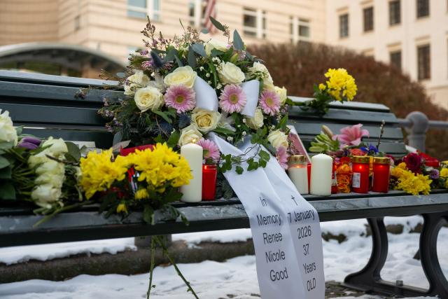 11 January 2026, Berlin: Flowers and candles lie on a bench near the US embassy in Berlin, during a vigil for Renee Nicole Good, who was killed during an operation by the US immigration authorities (ICE). Photo: Christophe Gateau/dpa