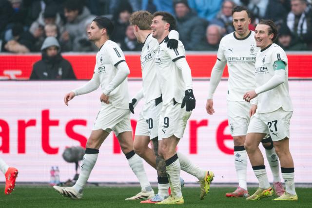 11 January 2026, North Rhine-Westphalia, Moenchengladbach: Gladbach's Joe Scally celebrates scoring his side's first goal with his teammates during the German Bundesliga soccer match between Borussia Moenchengladbach and FC Augsburg at the Borussia-Park Stadium. Photo: Marius Becker/dpa - IMPORTANT NOTICE: DFL and DFB regulations prohibit any use of photographs as image sequences and/or quasi-video.