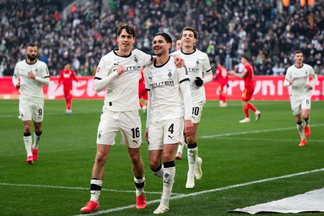 11 January 2026, North Rhine-Westphalia, Moenchengladbach: Gladbach's Kevin Diks celebrates scoring his side's second goal with his teammates during the German Bundesliga soccer match between Borussia Moenchengladbach and FC Augsburg at the Borussia-Park Stadium. Photo: Marius Becker/dpa - IMPORTANT NOTICE: DFL and DFB regulations prohibit any use of photographs as image sequences and/or quasi-video.