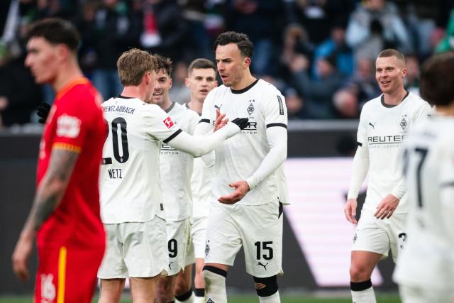 11 January 2026, North Rhine-Westphalia, Moenchengladbach: Gladbach's Haris Tabakovic celebrates with Luca Netz after scoring his side's third goal during the German Bundesliga soccer match between Borussia Moenchengladbach and FC Augsburg at the Borussia-Park Stadium. Photo: Marius Becker/dpa - IMPORTANT NOTICE: DFL and DFB regulations prohibit any use of photographs as image sequences and/or quasi-video.