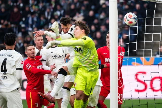 11 January 2026, North Rhine-Westphalia, Moenchengladbach: Gladbach's Haris Tabakovic (3rd R) scores his side's third goal past goalkeeper Finn Dahmen during the German Bundesliga soccer match between Borussia Moenchengladbach and FC Augsburg at the Borussia-Park Stadium. Photo: Marius Becker/dpa - IMPORTANT NOTICE: DFL and DFB regulations prohibit any use of photographs as image sequences and/or quasi-video.