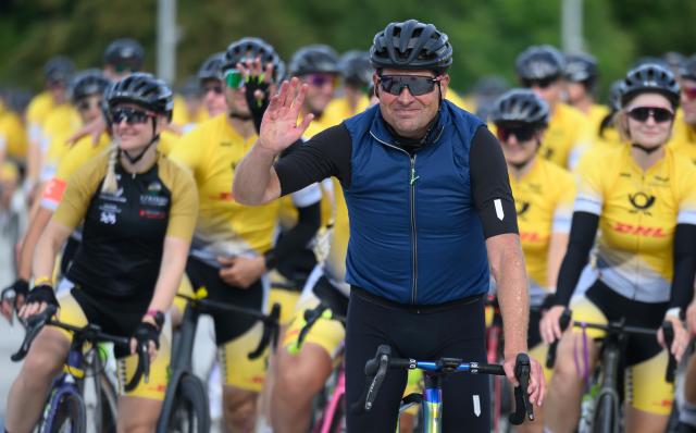 FILED - 13 September 2025, Saxony, Chemnitz: German cyclist Jan Ullrich reaches the finish line in Chemnitz with the peloton of the European Peace Ride (EPR). Germany's only Tour de France winner Jan Ullrich was a proud father on Sunday when he watched two of his sons compete at the national cyclocross championships. Photo: Hendrik Schmidt/dpa