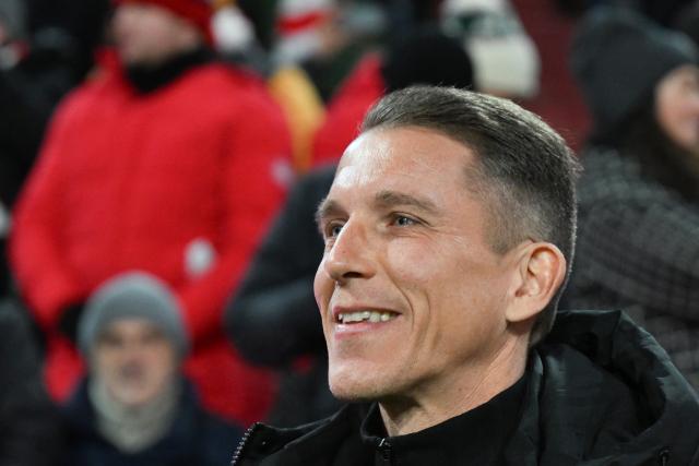11 January 2026, Bavaria, Munich: VfL Wolfsburg coach Daniel Bauer reacts during the German Bundesliga soccer match between Bayern Munich and VfL Wolfsburg at Allianz Arena. Photo: Sven Hoppe/dpa - IMPORTANT NOTICE: DFL and DFB regulations prohibit any use of photographs as image sequences and/or quasi-video.