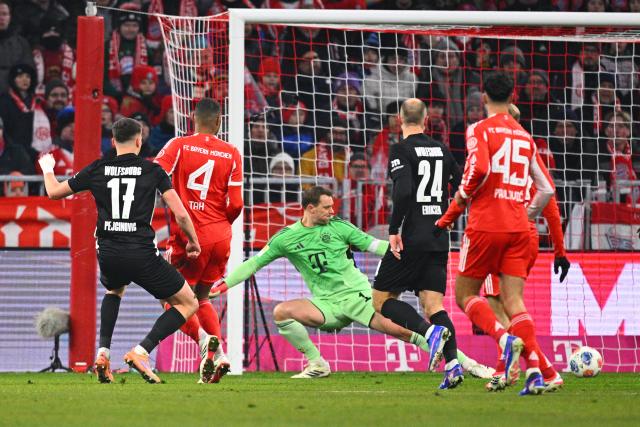 11 January 2026, Bavaria, Munich: VfL Wolfsburg's Dzenan Pejcinovic scores his side's first goal during the German Bundesliga soccer match between Bayern Munich and VfL Wolfsburg at Allianz Arena. Photo: Tom Weller/dpa - IMPORTANT NOTICE: DFL and DFB regulations prohibit any use of photographs as image sequences and/or quasi-video.