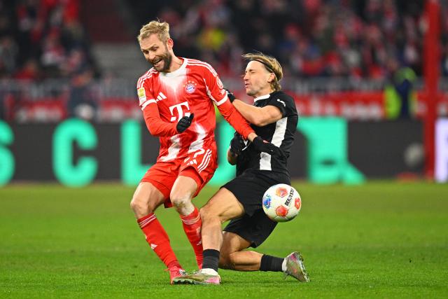 11 January 2026, Bavaria, Munich: Bayern Munich Konrad Laimer and VfL Wolfsburg's Lovro Majer battle for the ball during the German Bundesliga soccer match between Bayern Munich and VfL Wolfsburg at Allianz Arena. Photo: Tom Weller/dpa - IMPORTANT NOTICE: DFL and DFB regulations prohibit any use of photographs as image sequences and/or quasi-video.