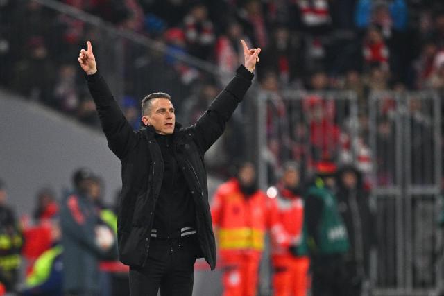 11 January 2026, Bavaria, Munich: VfL Wolfsburg coach Daniel Bauer gestures during the German Bundesliga soccer match between Bayern Munich and VfL Wolfsburg at Allianz Arena. Photo: Tom Weller/dpa - IMPORTANT NOTICE: DFL and DFB regulations prohibit any use of photographs as image sequences and/or quasi-video.