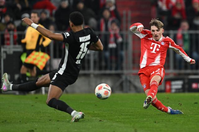 11 January 2026, Bavaria, Munich: Bayern Munich's Lennart Karl and VfL Wolfsburg's Moritz Jenz battle for the ball during the German Bundesliga soccer match between Bayern Munich and VfL Wolfsburg at Allianz Arena. Photo: Sven Hoppe/dpa - IMPORTANT NOTICE: DFL and DFB regulations prohibit any use of photographs as image sequences and/or quasi-video.