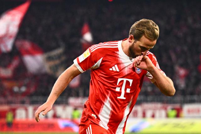 11 January 2026, Bavaria, Munich: Bayern Munich's Harry Kane celebrates scoring his side's sixth goal during the German Bundesliga soccer match between Bayern Munich and VfL Wolfsburg at Allianz Arena. Photo: Tom Weller/dpa - IMPORTANT NOTICE: DFL and DFB regulations prohibit any use of photographs as image sequences and/or quasi-video.