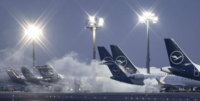 FILED - 05 January 2026, Hesse, Frankfurt/Main: A passenger plane is de-iced early in the morning at Frankfurt Airport. Temperatures are expected to stay well below freezing in the coming days. Photo: Boris Roessler/dpa