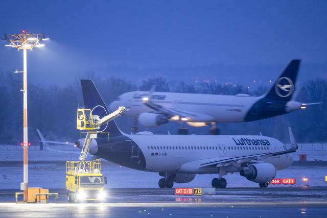 12 January 2026, Bavaria, Munich: A Lufthansa aircraft is de-iced on a pad at Munich Airport. Photo: Peter Kneffel/dpa