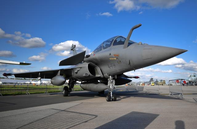 FILED - 25 April 2018, Brandenburg, Schoenefeld: A French-made Dassault Rafale jet fighter is seen exhibited during the 2018 Berlin International Air Show (ILA). French aerospace firm Dassault Aviation on Monday said it planned to accelerate the integration of controlled autonomy and artificial intelligence technologies into its combat aviation systems, and announced a strategic partnership with military tech firm Harmattan AI. Photo: Britta Pedersen/dpa-Zentralbild/dpa