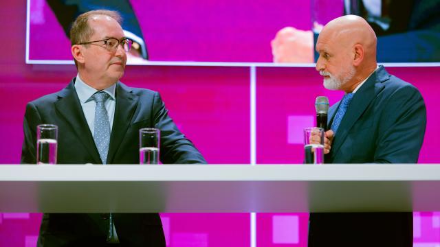 12 January 2026, North Rhine-Westphalia, Cologne: Germany's Minister of the Interior Alexander Dobrindt (L) and Volker Geyer, Germany's Chairman of the Civil Servants' Association (dbb), speak at the 67th Annual Conference of the Civil Servants' Association (dbb) at Koelnmesse. Photo: Rolf Vennenbernd/dpa