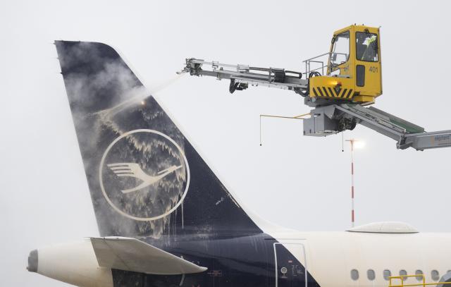 12 January 2026, Hesse, Frankfurt/Main: A Lufthansa passenger plane is de-iced at Frankfurt Airport as around 100 flights are cancelled due to weather conditions. Photo: Boris Roessler/dpa