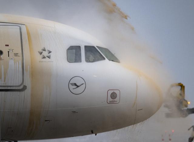 12 January 2026, Hesse, Frankfurt/Main: A Lufthansa passenger plane is de-iced at Frankfurt Airport as around 100 flights are cancelled due to weather conditions. Photo: Boris Roessler/dpa