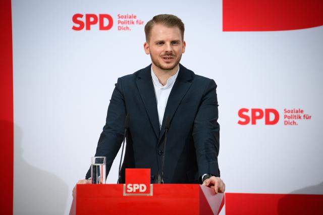 12 January 2026, Berlin: Tim Kluessendorf, Social Democratic Party (SPD) Secretary General, comments on current issues at a press conference in the Willy Brandt House following the party's committee meetings. Photo: Bernd von Jutrczenka/dpa
