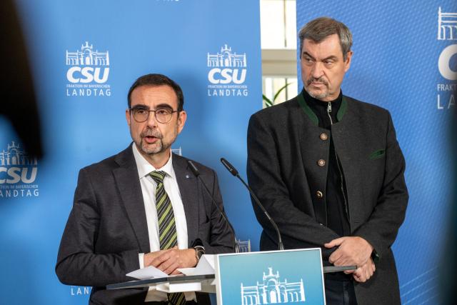12 January 2026, Bavaria, Bad Staffelstein: Klaus Holetschek (L), Chairman of the Christian Social Union (CSU) parliamentary group in the state parliament, and Markus Soeder, Minister President of Bavaria, stand at a press conference, on the occasion of the winter retreat of the CSU parliamentary group in Kloster Banz. Photo: Pia Bayer/dpa