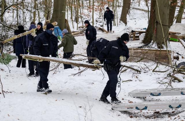 12 January 2026, Lower Saxony, Lueneburg: German Police officers clear the area where small group of people demonstrated against the expansion of the A39 motorway in a wooded area near Lueneburg. Photo: Philipp Schulze/dpa