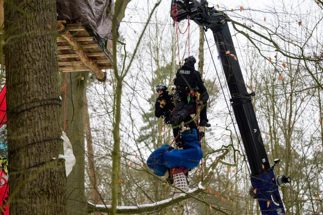 12 January 2026, Lower Saxony, Lueneburg: German Police officers  abseil an activist from a platform hanged on the trees,  after a small group of people demonstrated against the expansion of the A39 motorway in a wooded area near Lueneburg. Photo: Philipp Schulze/dpa