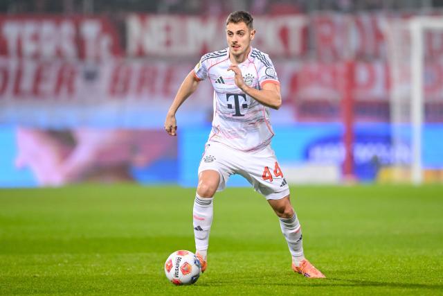 FILED - 21 December 2025, Baden-Württemberg, Heidenheim: Munich's Josip Stanisic in action during the German Bundesliga soccer match between 1. FC Heidenheim and Bayern Munich at the Voith Arena. Photo: Harry Langer/dpa