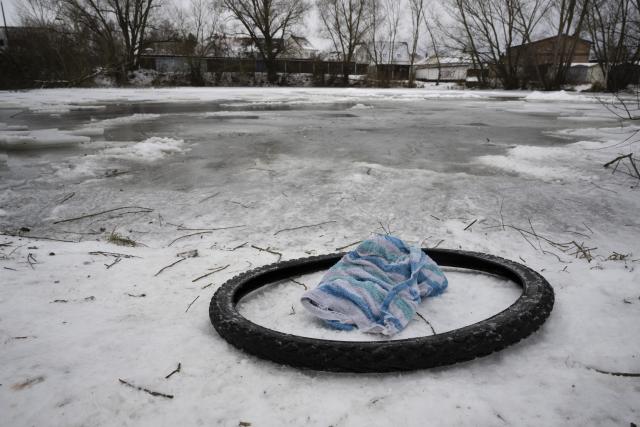 12 January 2026, Mecklenburg-Western Pomerania, Wismar: A towel of the presumed victim of the ice bath lies at the scene of the accident, where an ice swimmer drowned and his body was pulled from the pond by emergency workers in Wismar. According to the police, a witness has seen a man go for a swim and never reappeared. Photo: Philip Dulian/dpa