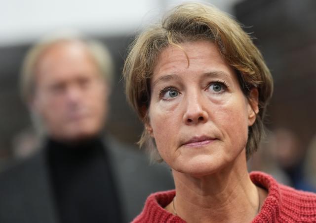 13 January 2026, Hamburg: Christina Block (R), German restaurateur and entrepreneur, stands in front of Gerhard Delling (back left) in the courtroom at the start of a trial over alleged child abduction at the Hamburg Regional Court. Prosecutors allege two of Block's children were taken from Denmark to Germany on New Year's Eve 2023/24. Photo: Marcus Brandt/dpa-Pool/dpa
