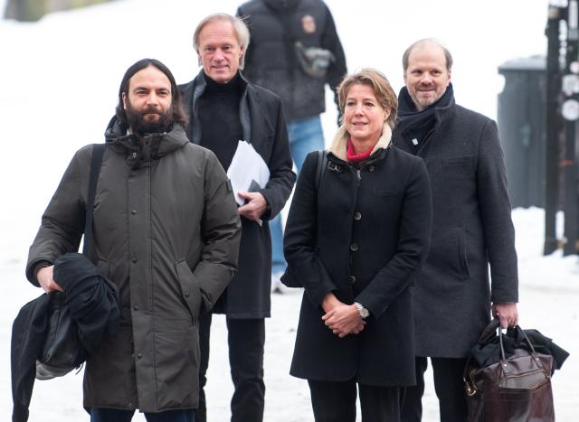 13 January 2026, Hamburg: Christina Block (front R), Gerhard Delling (back L), and their lawyers arrive at the Hamburg Regional Court for a trial over alleged child abduction. Prosecutors allege two of Block's children were taken from Denmark to Germany on New Year's Eve 2023/24. Photo: Daniel Bockwoldt/dpa