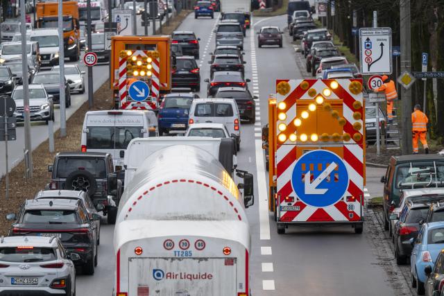 13 January 2026, Bavaria, Munich: Workers remove "30 km/h" signs (R) and install new "50 km/h" signs on Landshuter Allee. Starting today, the speed limit on the Mittlerer Ring is back to 50 km/h. Photo: Peter Kneffel/dpa