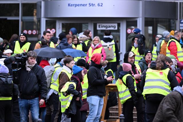 13 January 2026, North Rhine-Westphalia, Cologne: Employees of the university hospital stage a warning strike in front of the main entrance. The Verdi trade union says the action is intended to increase pressure in ongoing collective bargaining negotiations for public sector workers in the federal states. Photo: Federico Gambarini/dpa