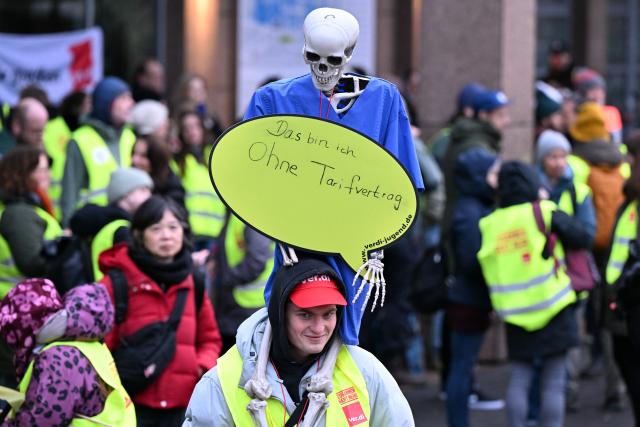 13 January 2026, North Rhine-Westphalia, Cologne: Employees of the university hospital stage a warning strike in front of the main entrance. The Verdi trade union says the action is intended to increase pressure in ongoing collective bargaining negotiations for public sector workers in the federal states. Photo: Federico Gambarini/dpa