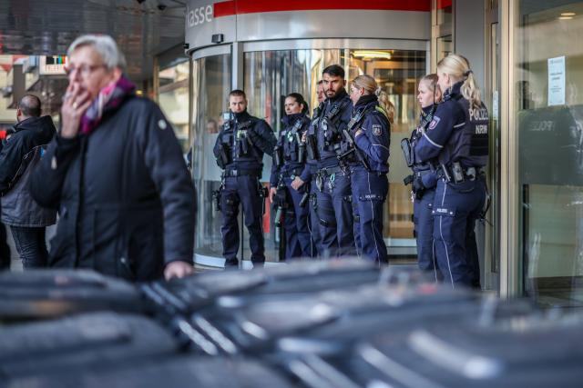 FILED - 30 December 2025, North Rhine-Westphalia, Gelsenkirchen: Police officers stand in front of the savings bank branch in the Buer district. Photo: Christoph Reichwein/dpa
