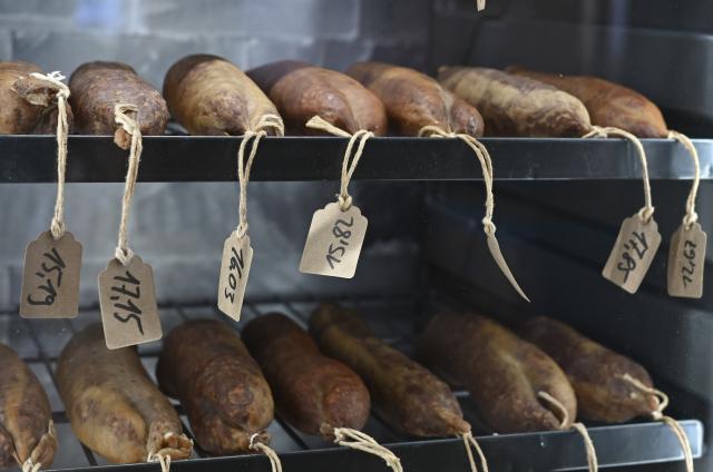 FILED - 28 October 2025, Brandenburg, Wildau: Various types of meat are offered in the sales area of Meat Bringer GmbH. Photo: Jens Kalaene/dpa