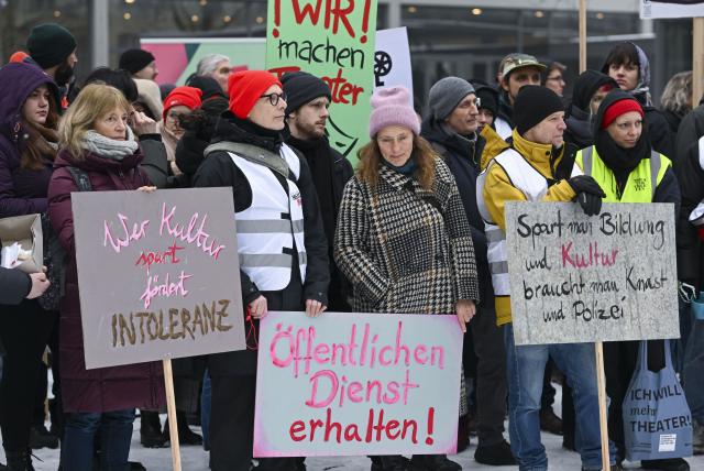 13 January 2026, Berlin: People take part in a demonstration for culture during state wage negotiations in front of the Haus der Berliner Festspiele, as a press conference for the Theatertreffen takes place. Photo: Jens Kalaene/dpa