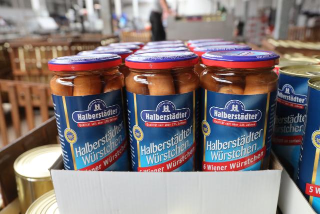 FILED - 14 July 2022, Saxony-Anhalt, Halberstadt: Canned freshly smoked sausages and soups are in the shipping department. Photo: Matthias Bein/dpa