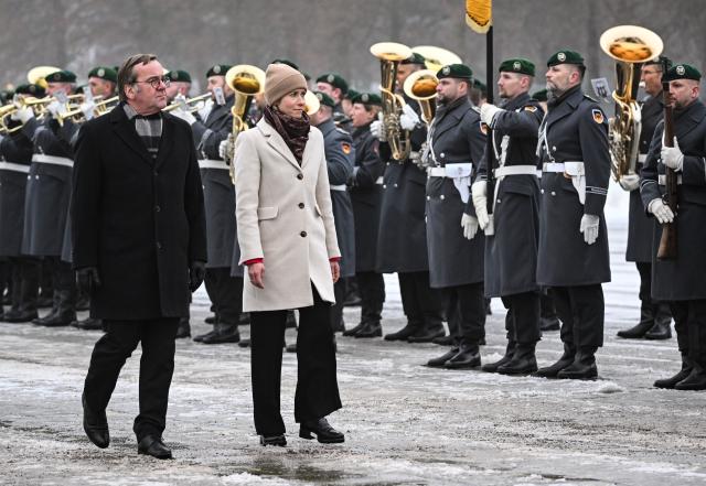 13 January 2026, Berlin: German Minister of Defense Boris Pistorius receives Kaja Kallas, EU High Representative for Foreign Affairs and Vice President of the EU Commission, with military honours in Berlin. Kallas is in Berlin for talks on strengthening European defense preparedness. Photo: Britta Pedersen/dpa