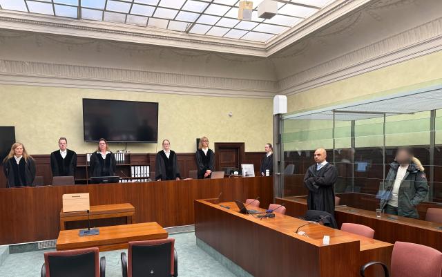 13 January 2026, Berlin: The defendant, a suspected member of Hezbollah, stands in the courtroom during his trial. The Berlin Public Prosecutor General's Office accuses him of participating as a member of the militia in the period between December 2023 and April 2025. Photo: Marion van der Kraats/dpa-Zentralbild/dpa - ATTENTION: individual(s) has/have been pixelated for legal reasons