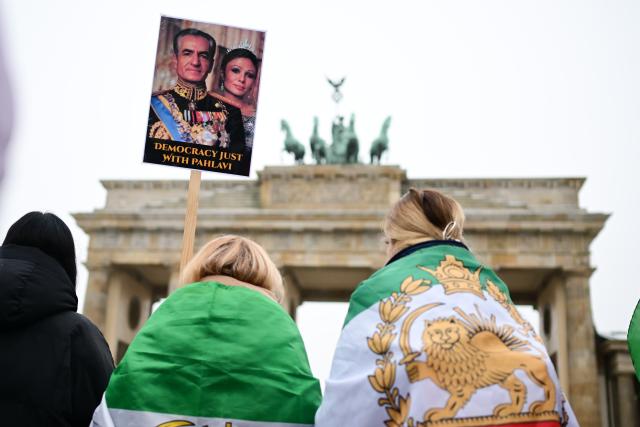 13 January 2026, Berlin: "Democracy just with Pahlavi" is written on a sign during a demonstration in support of the nationwide mass protests against the government in Iran on Paris Square. Photo: Sebastian Christoph Gollnow/dpa