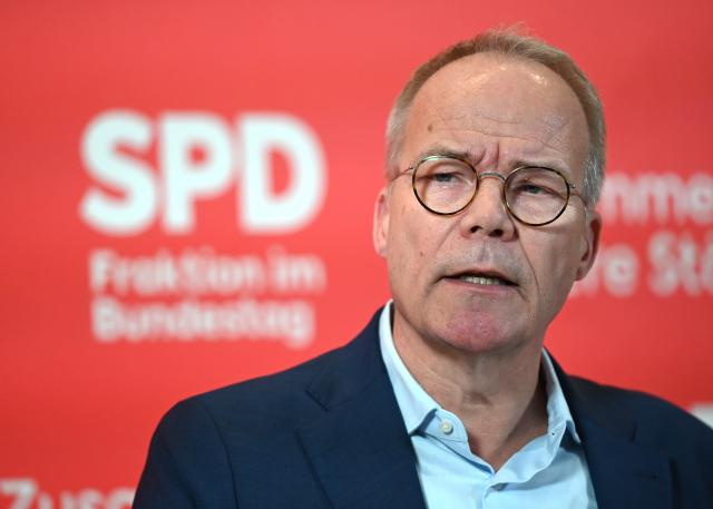 13 January 2026, Berlin: Matthias Miersch, leader of the SPD parliamentary group, gives a press statement. Photo: Elisa Schu/dpa