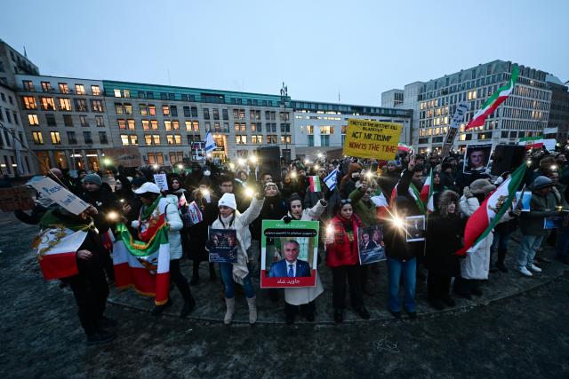 13 January 2026, Berlin: People take part in a demonstration at Paris Square in Berlin, in support of the nationwide mass protests against the government in Iran. Photo: Sebastian Christoph Gollnow/dpa