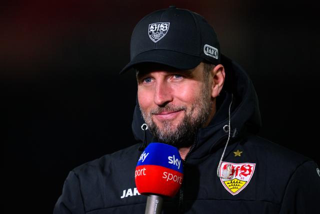 13 January 2026, Baden-Wuerttemberg, Stuttgart: Stuttgart coach Sebastian Hoeness stands gives an interview prior to the start of the German Bundesliga soccer match between VfB Stuttgart and Eintracht Frankfurt at MHPArena. Photo: Tom Weller/dpa - WICHTIGER HINWEIS: Gemäß den Vorgaben der DFL Deutsche Fußball Liga bzw. des DFB Deutscher Fußball-Bund ist es untersagt, in dem Stadion und/oder vom Spiel angefertigte Fotoaufnahmen in Form von Sequenzbildern und/oder videoähnlichen Fotostrecken zu verwerten bzw. verwerten zu lassen.