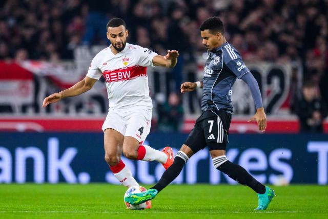 13 January 2026, Baden-Wuerttemberg, Stuttgart: VfB Stuttgart's Josha Vagnoman (L) and Eintracht Frankfurt's Ansgar Knauff battle for the ball during the German Bundesliga soccer match between VfB Stuttgart and Eintracht Frankfurt at MHPArena. Photo: Tom Weller/dpa - WICHTIGER HINWEIS: Gemäß den Vorgaben der DFL Deutsche Fußball Liga bzw. des DFB Deutscher Fußball-Bund ist es untersagt, in dem Stadion und/oder vom Spiel angefertigte Fotoaufnahmen in Form von Sequenzbildern und/oder videoähnlichen Fotostrecken zu verwerten bzw. verwerten zu lassen.