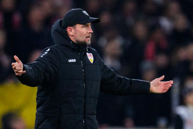 13 January 2026, Baden-Wuerttemberg, Stuttgart: VfB Stuttgart coach Sebastian Hoeness gestures on the touchline during the German Bundesliga soccer match between VfB Stuttgart and Eintracht Frankfurt at MHPArena. Photo: Tom Weller/dpa - WICHTIGER HINWEIS: Gemäß den Vorgaben der DFL Deutsche Fußball Liga bzw. des DFB Deutscher Fußball-Bund ist es untersagt, in dem Stadion und/oder vom Spiel angefertigte Fotoaufnahmen in Form von Sequenzbildern und/oder videoähnlichen Fotostrecken zu verwerten bzw. verwerten zu lassen.