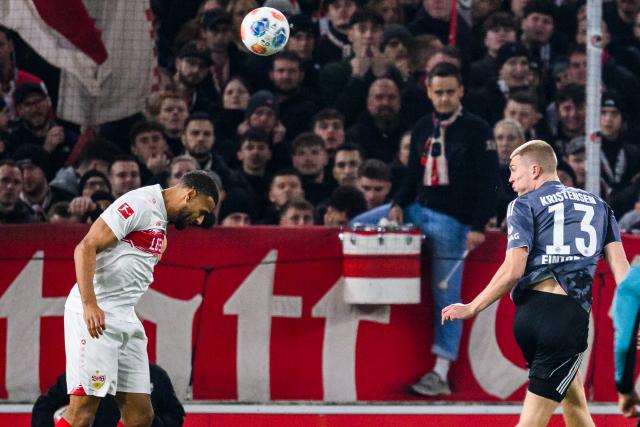 13 January 2026, Baden-Wuerttemberg, Stuttgart: Eintracht Frankfurt's Rasmus Kristensen (R) scores his side's first goal during the German Bundesliga soccer match between VfB Stuttgart and Eintracht Frankfurt at MHPArena. Photo: Tom Weller/dpa - WICHTIGER HINWEIS: Gemäß den Vorgaben der DFL Deutsche Fußball Liga bzw. des DFB Deutscher Fußball-Bund ist es untersagt, in dem Stadion und/oder vom Spiel angefertigte Fotoaufnahmen in Form von Sequenzbildern und/oder videoähnlichen Fotostrecken zu verwerten bzw. verwerten zu lassen.