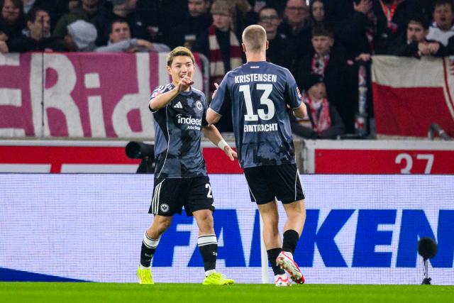 13 January 2026, Baden-Wuerttemberg, Stuttgart: Eintracht Frankfurt's Rasmus Kristensen (R) celebrates scoring his side's first goal with teammate Ritsu Doan during the German Bundesliga soccer match between VfB Stuttgart and Eintracht Frankfurt at MHPArena. Photo: Tom Weller/dpa - WICHTIGER HINWEIS: Gemäß den Vorgaben der DFL Deutsche Fußball Liga bzw. des DFB Deutscher Fußball-Bund ist es untersagt, in dem Stadion und/oder vom Spiel angefertigte Fotoaufnahmen in Form von Sequenzbildern und/oder videoähnlichen Fotostrecken zu verwerten bzw. verwerten zu lassen.