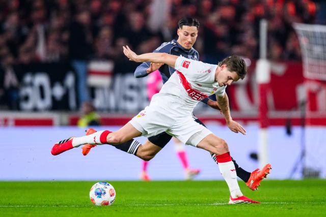 13 January 2026, Baden-Wuerttemberg, Stuttgart: VfB Stuttgart's Ramon Hendriks (R) and Eintracht Frankfurt's Younes Ebnoutalib battle for the ball during the German Bundesliga soccer match between VfB Stuttgart and Eintracht Frankfurt at MHPArena. Photo: Tom Weller/dpa - WICHTIGER HINWEIS: Gemäß den Vorgaben der DFL Deutsche Fußball Liga bzw. des DFB Deutscher Fußball-Bund ist es untersagt, in dem Stadion und/oder vom Spiel angefertigte Fotoaufnahmen in Form von Sequenzbildern und/oder videoähnlichen Fotostrecken zu verwerten bzw. verwerten zu lassen.