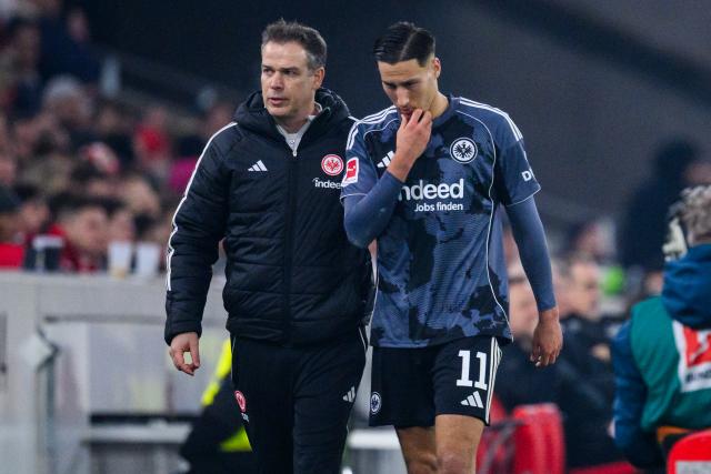 13 January 2026, Baden-Wuerttemberg, Stuttgart: Eintracht Frankfurt's Younes Ebnoutalib (R) leaves the field injured during the German Bundesliga soccer match between VfB Stuttgart and Eintracht Frankfurt at MHPArena. Photo: Tom Weller/dpa - WICHTIGER HINWEIS: Gemäß den Vorgaben der DFL Deutsche Fußball Liga bzw. des DFB Deutscher Fußball-Bund ist es untersagt, in dem Stadion und/oder vom Spiel angefertigte Fotoaufnahmen in Form von Sequenzbildern und/oder videoähnlichen Fotostrecken zu verwerten bzw. verwerten zu lassen.