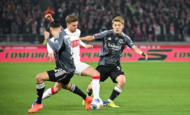13 January 2026, Baden-Wuerttemberg, Stuttgart: Stuttgart's Maximilian Mittelstaedt (C) battles for the ball with Eintracht Frankfurt's Younes Ebnoutalib (L) and Ritsu Doan during the German Bundesliga soccer match between VfB Stuttgart and Eintracht Frankfurt at MHPArena. Photo: Katharina Kausche/dpa - WICHTIGER HINWEIS: Gemäß den Vorgaben der DFL Deutsche Fußball Liga bzw. des DFB Deutscher Fußball-Bund ist es untersagt, in dem Stadion und/oder vom Spiel angefertigte Fotoaufnahmen in Form von Sequenzbildern und/oder videoähnlichen Fotostrecken zu verwerten bzw. verwerten zu lassen.