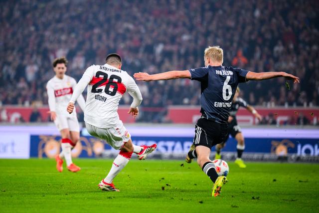 13 January 2026, Baden-Wuerttemberg, Stuttgart: VfB Stuttgart's Deniz Undav (L) scores his side's second goal during the German Bundesliga soccer match between VfB Stuttgart and Eintracht Frankfurt at MHPArena. Photo: Tom Weller/dpa - WICHTIGER HINWEIS: Gemäß den Vorgaben der DFL Deutsche Fußball Liga bzw. des DFB Deutscher Fußball-Bund ist es untersagt, in dem Stadion und/oder vom Spiel angefertigte Fotoaufnahmen in Form von Sequenzbildern und/oder videoähnlichen Fotostrecken zu verwerten bzw. verwerten zu lassen.