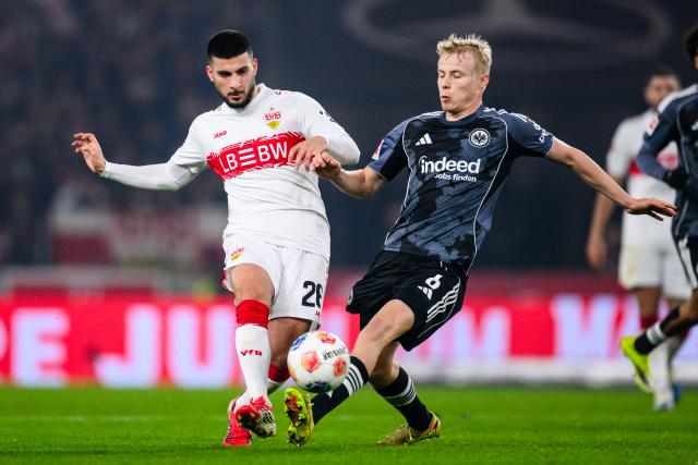 13 January 2026, Baden-Wuerttemberg, Stuttgart: Stuttgart's Deniz Undav (L) and Eintracht Frankfurt's Oscar Hoejlund battle for the ball during the German Bundesliga soccer match between VfB Stuttgart and Eintracht Frankfurt at MHPArena. Photo: Tom Weller/dpa - WICHTIGER HINWEIS: Gemäß den Vorgaben der DFL Deutsche Fußball Liga bzw. des DFB Deutscher Fußball-Bund ist es untersagt, in dem Stadion und/oder vom Spiel angefertigte Fotoaufnahmen in Form von Sequenzbildern und/oder videoähnlichen Fotostrecken zu verwerten bzw. verwerten zu lassen.