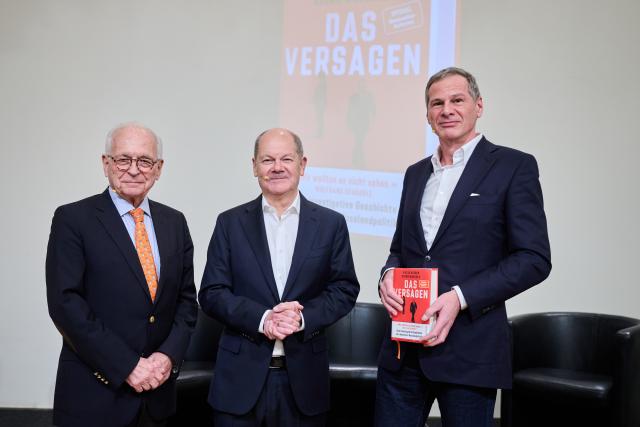 13 January 2026, Berlin: (L-R) Former German Ambassador to the United States Wolfgang Ischinger, former German chancellor Olaf Scholz and journalist Georg Mascolo stand in the Hamburg State Representation before the presentation of the book "Das Versagen" (The Failure) by the married couple Georg Mascolo and Katja Gloger. Photo: Annette Riedl/dpa