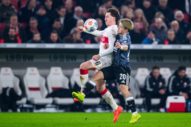 13 January 2026, Baden-Wuerttemberg, Stuttgart: Stuttgart's Angelo Stiller (L) and Eintracht Frankfurt's Ritsu Doan battle for the ball during the German Bundesliga soccer match between VfB Stuttgart and Eintracht Frankfurt at MHPArena. Photo: Tom Weller/dpa - WICHTIGER HINWEIS: Gemäß den Vorgaben der DFL Deutsche Fußball Liga bzw. des DFB Deutscher Fußball-Bund ist es untersagt, in dem Stadion und/oder vom Spiel angefertigte Fotoaufnahmen in Form von Sequenzbildern und/oder videoähnlichen Fotostrecken zu verwerten bzw. verwerten zu lassen.